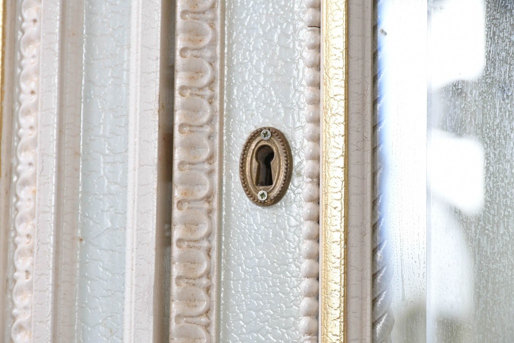 イタリアヴィンテージ　高級家具　ノバパルク(NOVAPLAK)　ロココ調の優美な装飾が魅力の照明付きミラーバックキャビネット　定価約180万円　(R-086253)