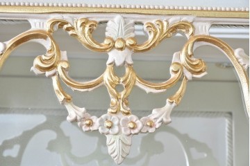 イタリアヴィンテージ　高級家具　ノバパルク(NOVAPLAK)　ロココ調の優美な装飾が魅力の照明付きミラーバックキャビネット　定価約180万円　(R-086253)