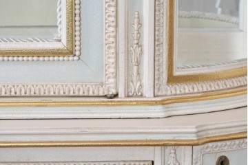 イタリアヴィンテージ　高級家具　ノバパルク(NOVAPLAK)　ロココ調の優美な装飾が魅力の照明付きミラーバックキャビネット　定価約180万円　(R-086253)