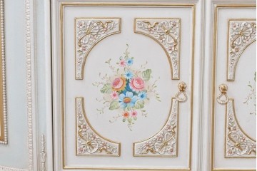 イタリアヴィンテージ　高級家具　ノバパルク(NOVAPLAK)　ロココ調の優美な装飾が魅力の照明付きミラーバックキャビネット　定価約180万円　(R-086253)