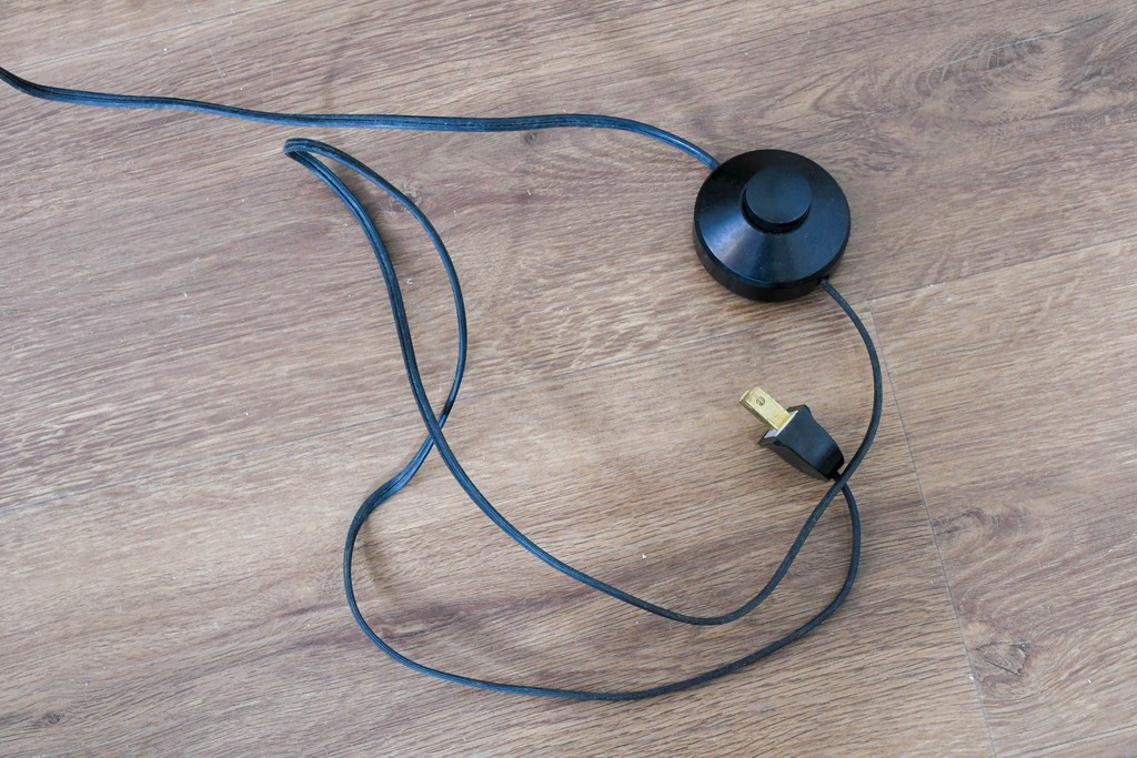 イタリアヴィンテージ　高級家具　ノバパルク(NOVAPLAK)　ロココ調の優美な装飾が魅力の照明付きミラーバックキャビネット　定価約180万円　(R-086253)