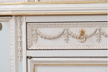 イタリアヴィンテージ　高級家具　ノバパルク(NOVAPLAK)　ロココ調の優美な装飾が魅力の照明付きミラーバックキャビネット　定価約180万円　(R-086253)