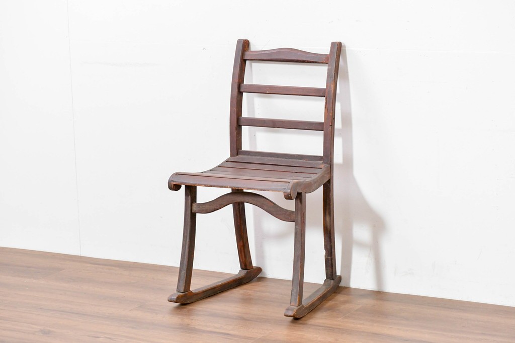 韓国アンティーク　時代物　李朝民芸家具　曲線デザインの素朴なアームレスチェア　(R-086261)
