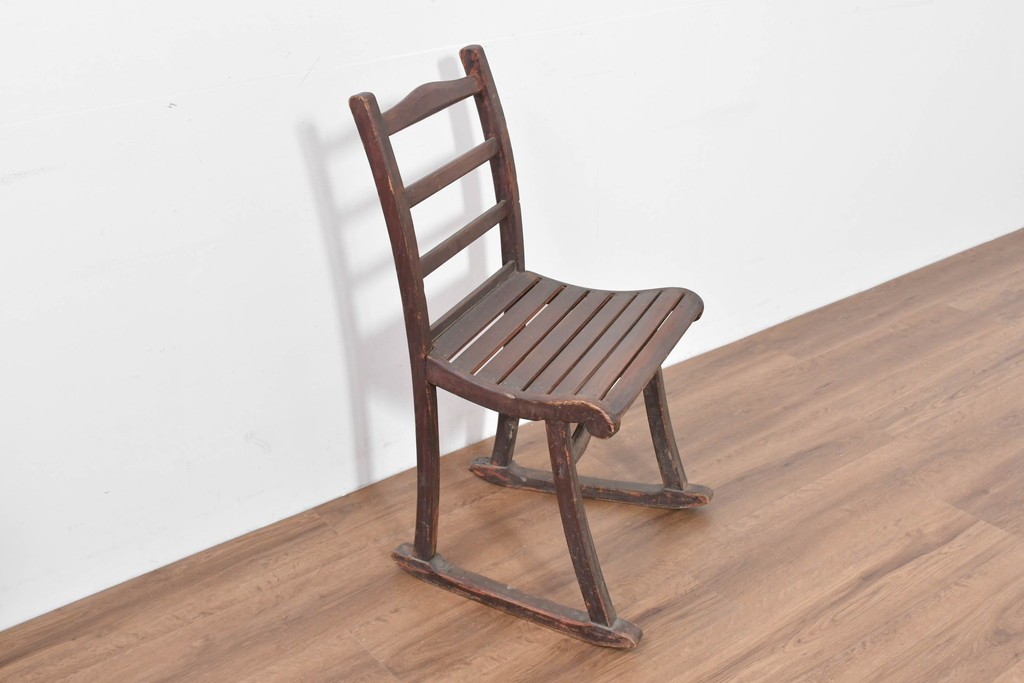 韓国アンティーク　時代物　李朝民芸家具　曲線デザインの素朴なアームレスチェア　(R-086261)