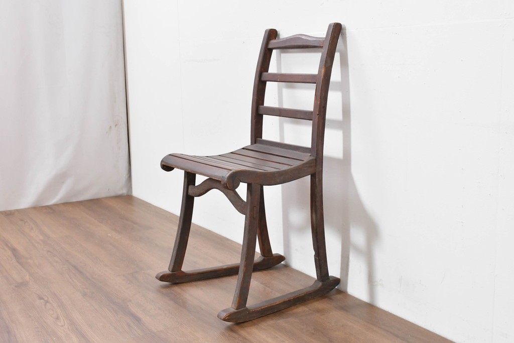 韓国アンティーク　時代物　李朝民芸家具　曲線デザインの素朴なアームレスチェア　(R-086261)