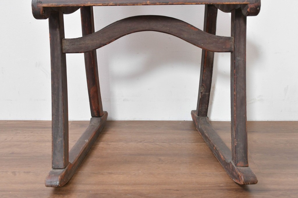 韓国アンティーク　時代物　李朝民芸家具　曲線デザインの素朴なアームレスチェア　(R-086261)