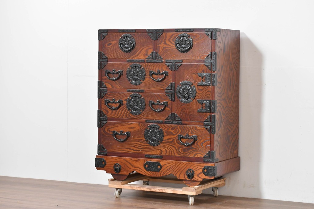 中古　岩谷堂箪笥　牡丹の彫刻金具と豊かな木目が存在感を放つ車箪笥　(R-086278)