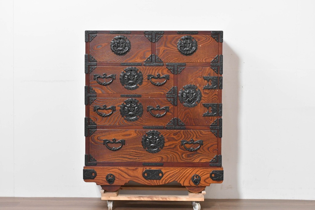 中古　岩谷堂箪笥　牡丹の彫刻金具と豊かな木目が存在感を放つ車箪笥　(R-086278)