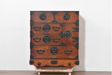 中古　岩谷堂箪笥　牡丹の彫刻金具と豊かな木目が存在感を放つ車箪笥　(R-086278)