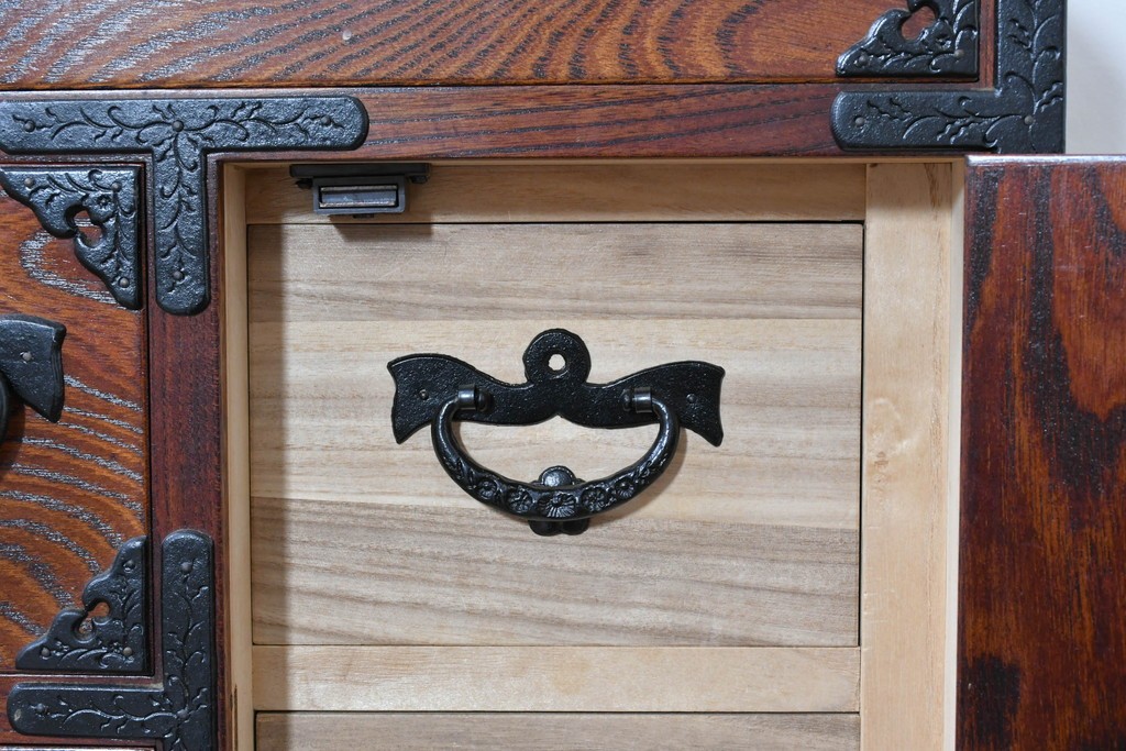 中古　岩谷堂箪笥　牡丹の彫刻金具と豊かな木目が存在感を放つ車箪笥　(R-086278)