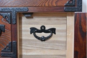 中古　岩谷堂箪笥　牡丹の彫刻金具と豊かな木目が存在感を放つ車箪笥　(R-086278)