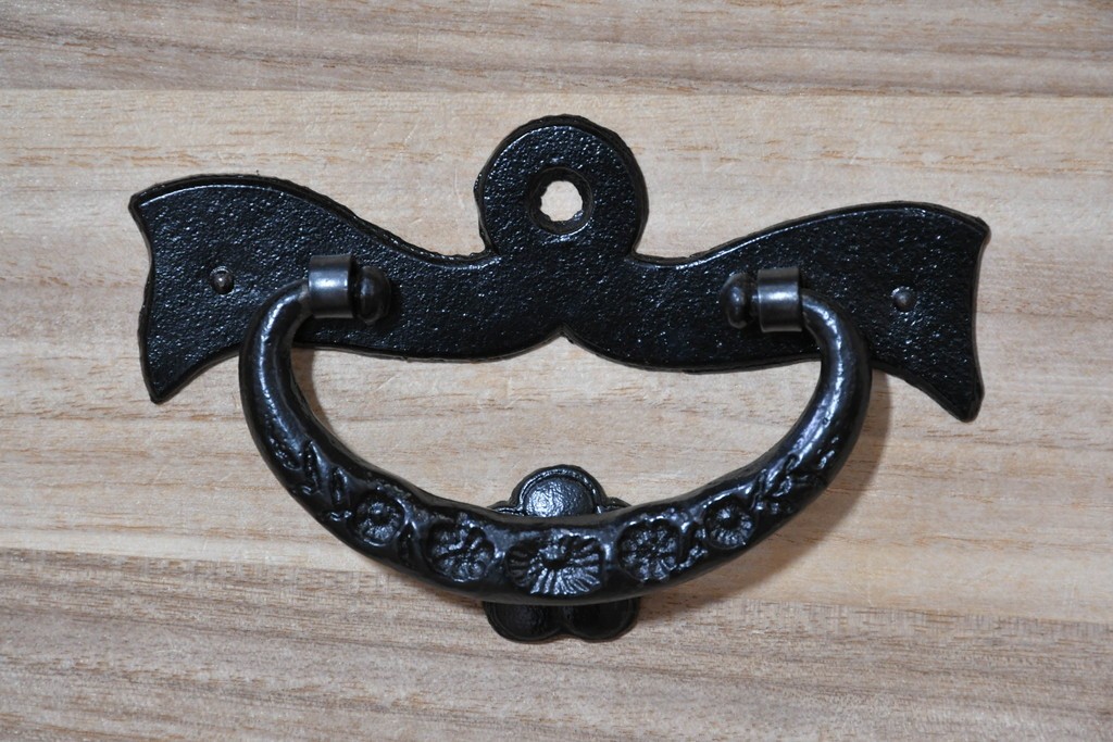 中古　岩谷堂箪笥　牡丹の彫刻金具と豊かな木目が存在感を放つ車箪笥　(R-086278)