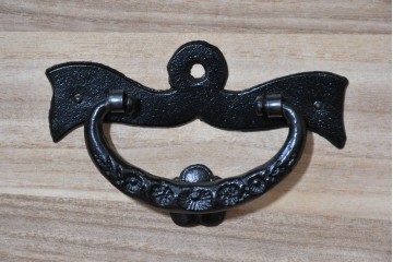 中古　岩谷堂箪笥　牡丹の彫刻金具と豊かな木目が存在感を放つ車箪笥　(R-086278)