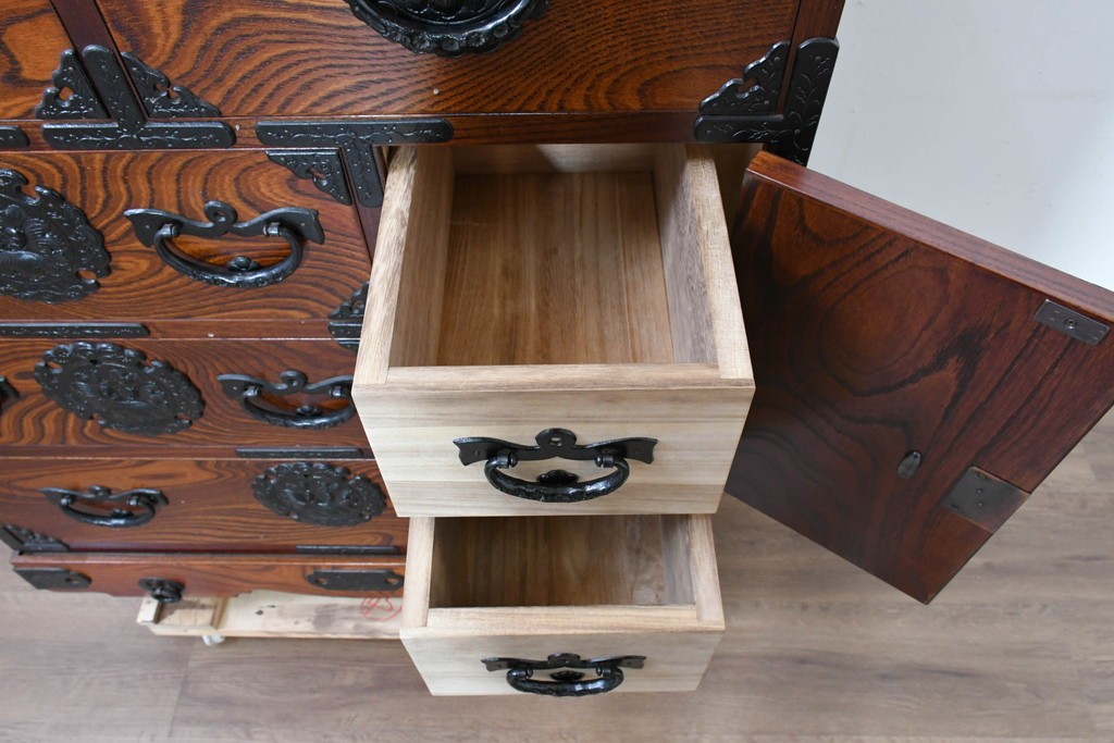 中古　岩谷堂箪笥　牡丹の彫刻金具と豊かな木目が存在感を放つ車箪笥　(R-086278)