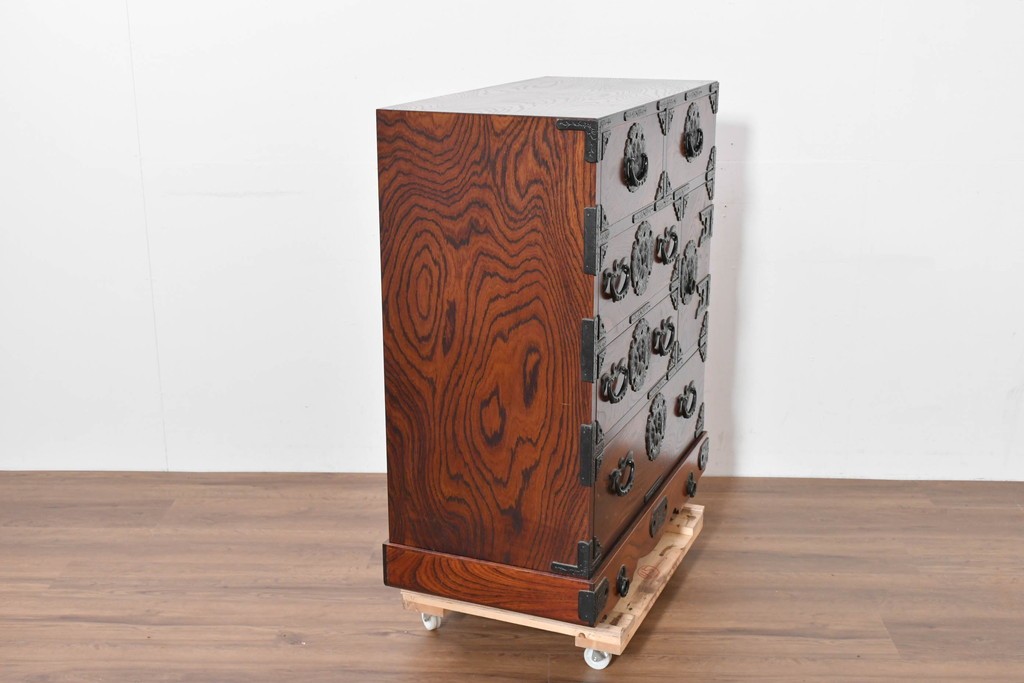 中古　岩谷堂箪笥　牡丹の彫刻金具と豊かな木目が存在感を放つ車箪笥　(R-086278)