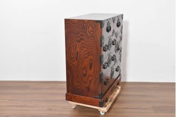 中古　岩谷堂箪笥　牡丹の彫刻金具と豊かな木目が存在感を放つ車箪笥　(R-086278)