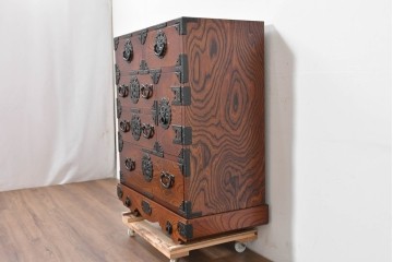 中古　岩谷堂箪笥　牡丹の彫刻金具と豊かな木目が存在感を放つ車箪笥　(R-086278)