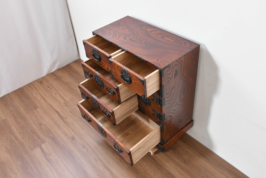 中古　岩谷堂箪笥　牡丹の彫刻金具と豊かな木目が存在感を放つ車箪笥　(R-086278)