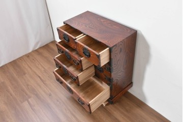 中古　岩谷堂箪笥　牡丹の彫刻金具と豊かな木目が存在感を放つ車箪笥　(R-086278)