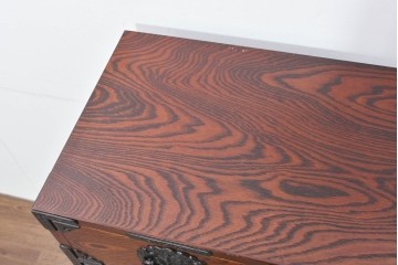 中古　岩谷堂箪笥　牡丹の彫刻金具と豊かな木目が存在感を放つ車箪笥　(R-086278)