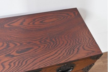 中古　岩谷堂箪笥　牡丹の彫刻金具と豊かな木目が存在感を放つ車箪笥　(R-086278)