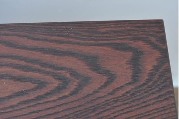 中古　岩谷堂箪笥　牡丹の彫刻金具と豊かな木目が存在感を放つ車箪笥　(R-086278)