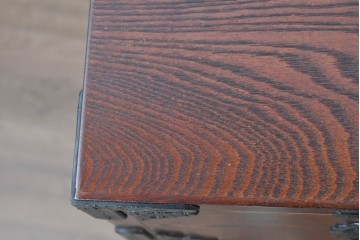 中古　岩谷堂箪笥　牡丹の彫刻金具と豊かな木目が存在感を放つ車箪笥　(R-086278)