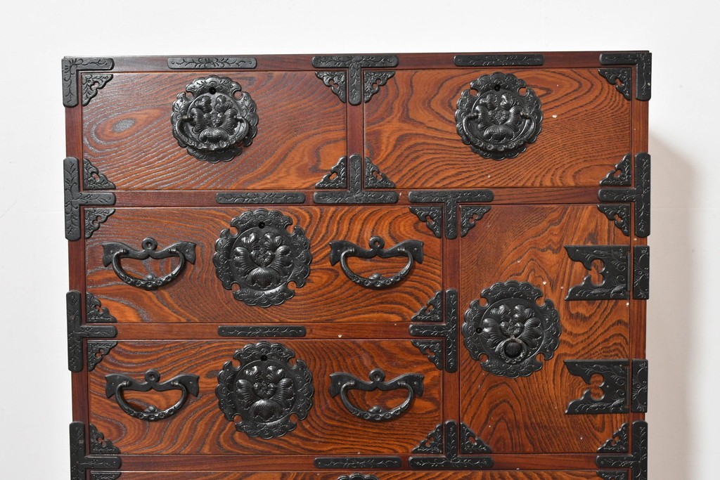 中古　岩谷堂箪笥　牡丹の彫刻金具と豊かな木目が存在感を放つ車箪笥　(R-086278)