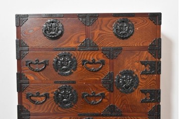 中古　岩谷堂箪笥　牡丹の彫刻金具と豊かな木目が存在感を放つ車箪笥　(R-086278)