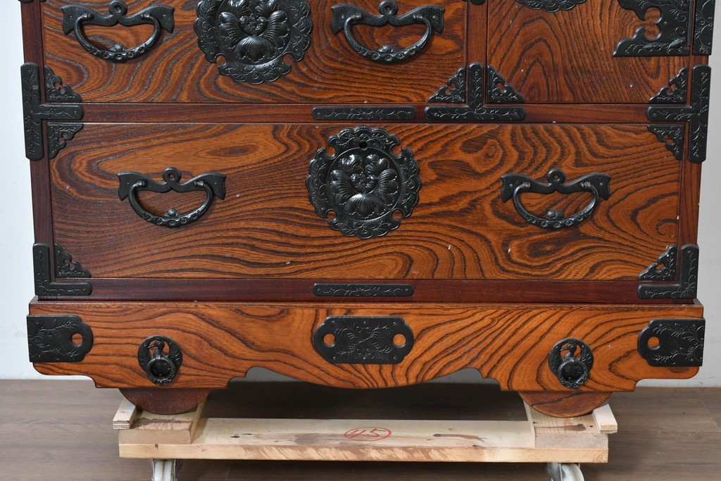 中古　岩谷堂箪笥　牡丹の彫刻金具と豊かな木目が存在感を放つ車箪笥　(R-086278)