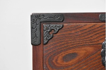 中古　岩谷堂箪笥　牡丹の彫刻金具と豊かな木目が存在感を放つ車箪笥　(R-086278)