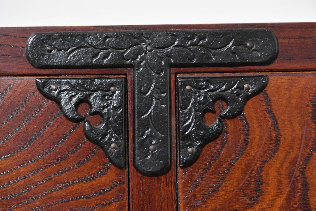 中古　岩谷堂箪笥　牡丹の彫刻金具と豊かな木目が存在感を放つ車箪笥　(R-086278)