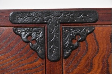 中古　岩谷堂箪笥　牡丹の彫刻金具と豊かな木目が存在感を放つ車箪笥　(R-086278)