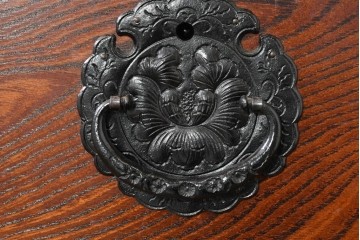 中古　岩谷堂箪笥　牡丹の彫刻金具と豊かな木目が存在感を放つ車箪笥　(R-086278)