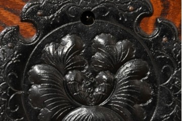 中古　岩谷堂箪笥　牡丹の彫刻金具と豊かな木目が存在感を放つ車箪笥　(R-086278)