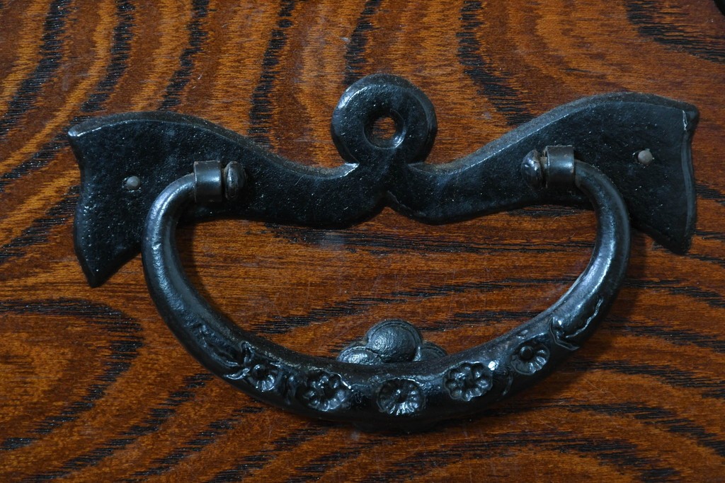 中古　岩谷堂箪笥　牡丹の彫刻金具と豊かな木目が存在感を放つ車箪笥　(R-086278)