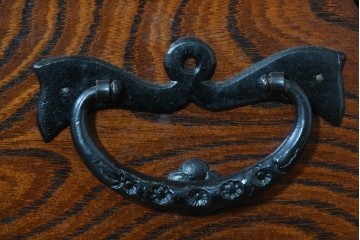 中古　岩谷堂箪笥　牡丹の彫刻金具と豊かな木目が存在感を放つ車箪笥　(R-086278)