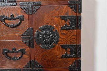 中古　岩谷堂箪笥　牡丹の彫刻金具と豊かな木目が存在感を放つ車箪笥　(R-086278)