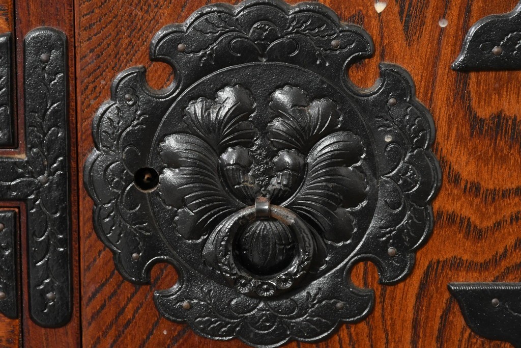 中古　岩谷堂箪笥　牡丹の彫刻金具と豊かな木目が存在感を放つ車箪笥　(R-086278)