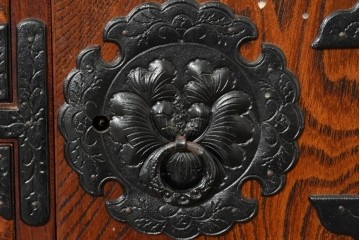 中古　岩谷堂箪笥　牡丹の彫刻金具と豊かな木目が存在感を放つ車箪笥　(R-086278)