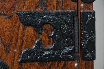 中古　岩谷堂箪笥　牡丹の彫刻金具と豊かな木目が存在感を放つ車箪笥　(R-086278)