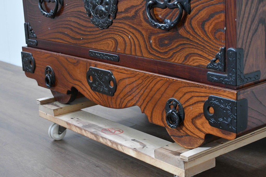 中古　岩谷堂箪笥　牡丹の彫刻金具と豊かな木目が存在感を放つ車箪笥　(R-086278)