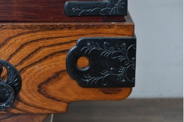 中古　岩谷堂箪笥　牡丹の彫刻金具と豊かな木目が存在感を放つ車箪笥　(R-086278)