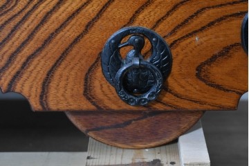 中古　岩谷堂箪笥　牡丹の彫刻金具と豊かな木目が存在感を放つ車箪笥　(R-086278)