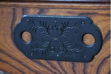 中古　岩谷堂箪笥　牡丹の彫刻金具と豊かな木目が存在感を放つ車箪笥　(R-086278)