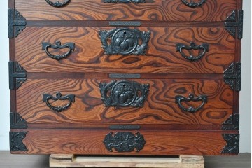 中古　岩谷堂箪笥　漆塗り　波打つ木目が美しい三尺整理箪笥　(R-086279)