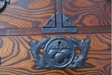 中古　岩谷堂箪笥　漆塗り　波打つ木目が美しい三尺整理箪笥　(R-086279)