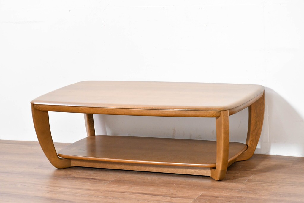 中古　カリモク家具(karimoku)　楢(ナラ)材　棚付きで使い勝手の良いセンターテーブル　(R-086280)