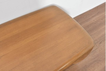 中古　カリモク家具(karimoku)　楢(ナラ)材　棚付きで使い勝手の良いセンターテーブル　(R-086280)