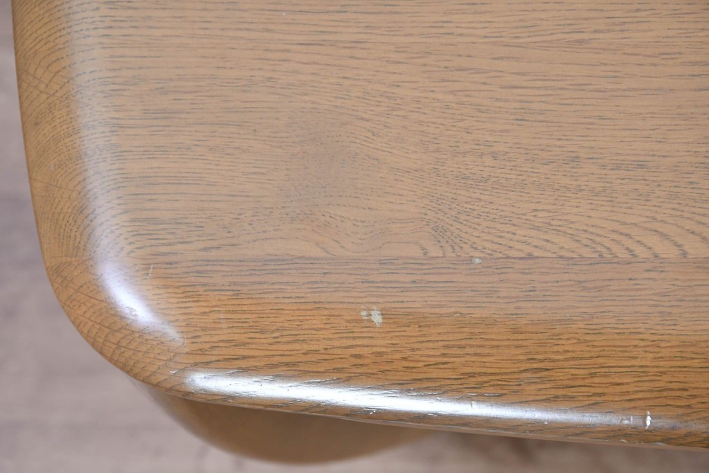 中古　カリモク家具(karimoku)　楢(ナラ)材　棚付きで使い勝手の良いセンターテーブル　(R-086280)